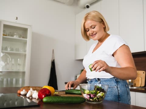 Frau macht Salat