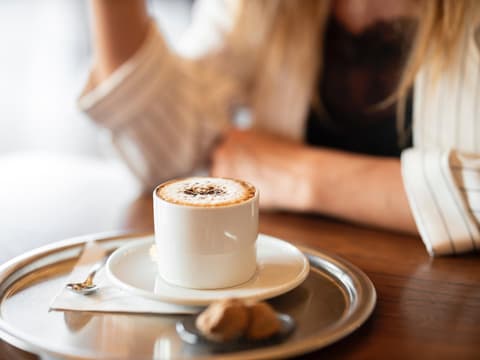 Frau trinkt Kaffee