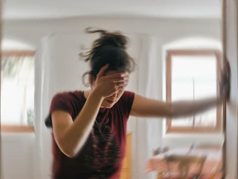 Typische Symptome eines Schlaganfalls sind plötzliche Schwäche oder Lähmung.