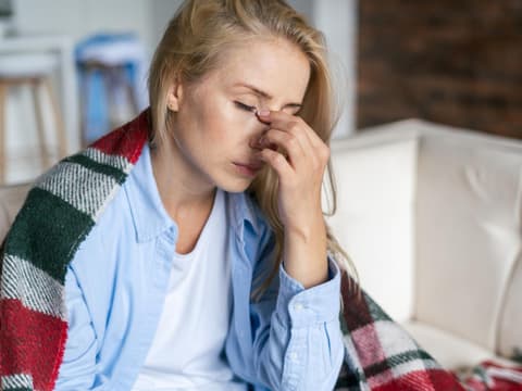 Gestresste Frau sitzt auf Sofa
