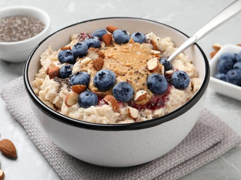 Haferbrei mit Nussmus, Beeren und Mandeln
