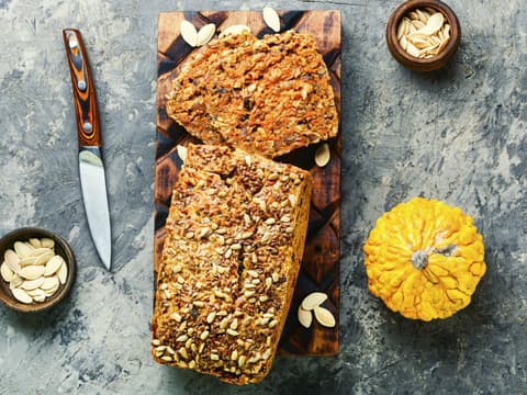 Kürbiskernbrot mit Kürbis auf Brett