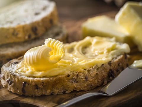 Margarine auf Scheibe Brot geschmiert