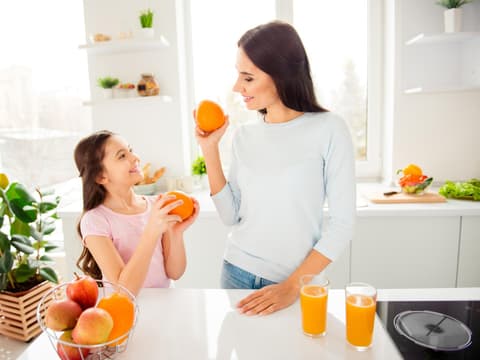 Mutter und Kind mit Orangen