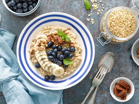 Porridge mit Heidelbeeren und Bananen