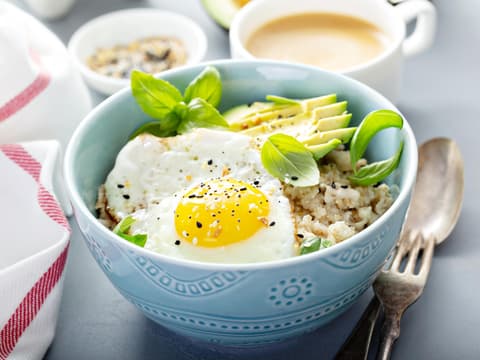 Porridge mit Avocado und Ei
