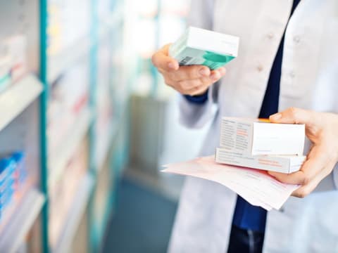 Apotheker wählt Medikamente aus