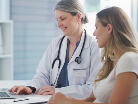 Ärztin berät Patientin