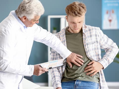 Urologe untersucht jungen Mann