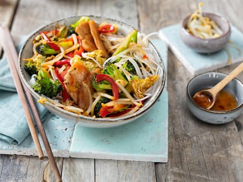Wokgemüse mit Hähnchen in Schüssel