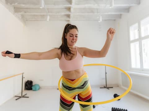 Frau macht Hula-Hoop