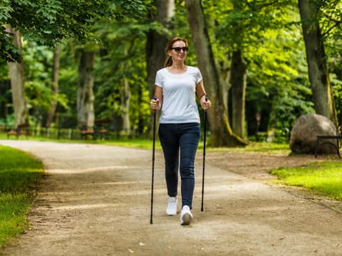 Frau macht Nordic Walking