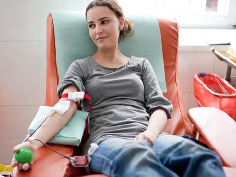 Frau spendet Blut