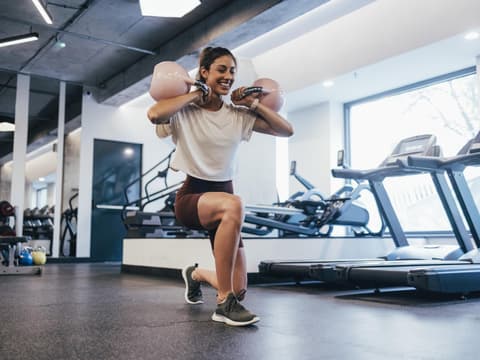 Frau macht Kettlebell-Übung