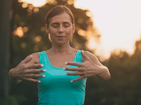 Frau macht Qigong 