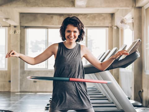Frau mit Hula-Hoop-Reifen