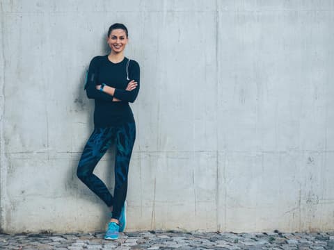 Frau steht vor einer Wand