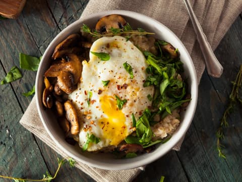 Herzhaftes Porridge mit Ei und Gemüse