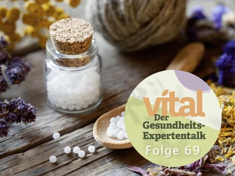 getrocknete Kräuter und wirkstofffreie Globuli auf Tisch