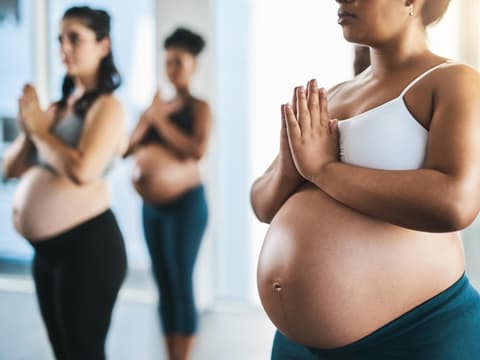 Schwangere Frauen machen Yoga