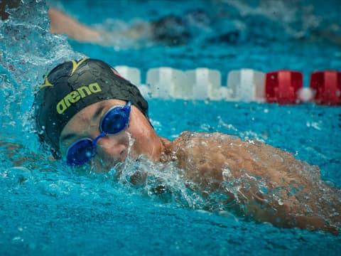 Schwimmer kraulen