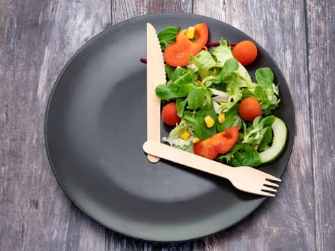 Teller mit Salat und Besteck