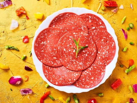 vegane Salamie auf Teller