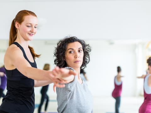 Entspannungstechniken wie Yoga können dazu beitragen, Schmerzen zu lindern.