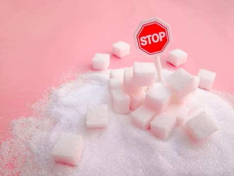 Zuckerwürfel mit Stop-Schild