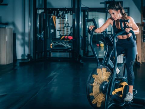 Frau auf dem AirBike
