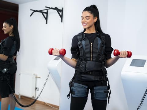 Frau macht EMS-Training