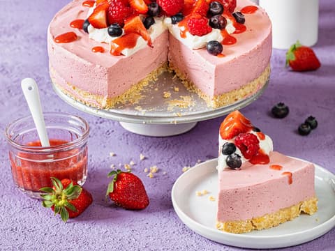 No Bake Cheesecake mit Beeren und Knusperboden