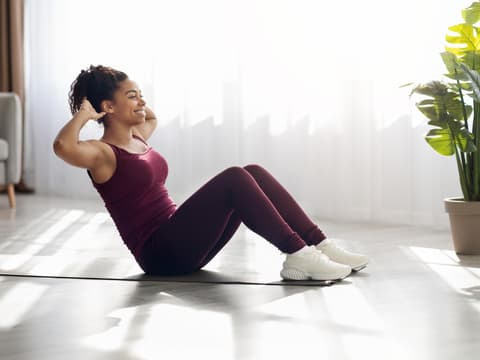 Frau macht Sit-ups