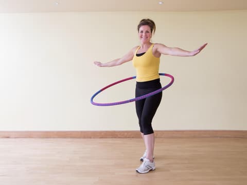 Frau mit Hula-Hoop-Reifen
