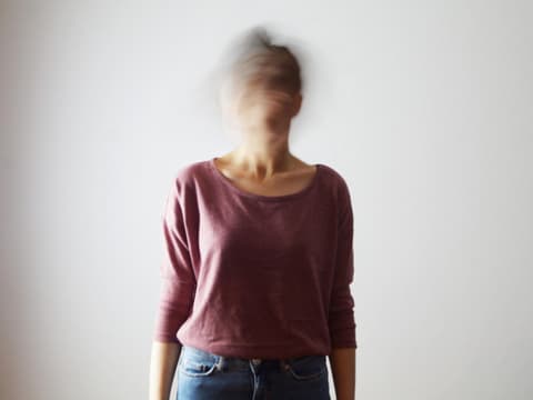 Frau mit verschwommenem Gesicht