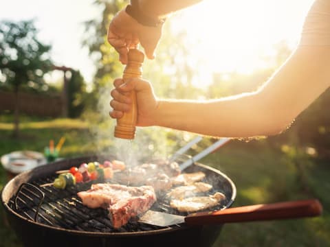 Grill mit Fleisch und Gemüse
