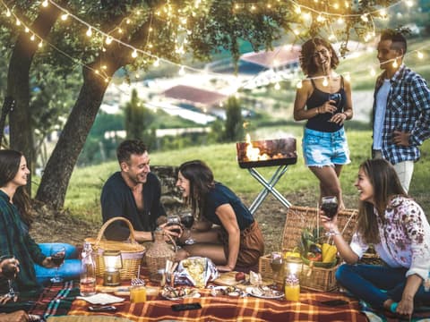 Gruppe von Freunden grillt im Park