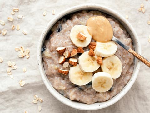 Porridge mit Bananen und Mandeln sind eine gute Wahl fürs Frühstück.