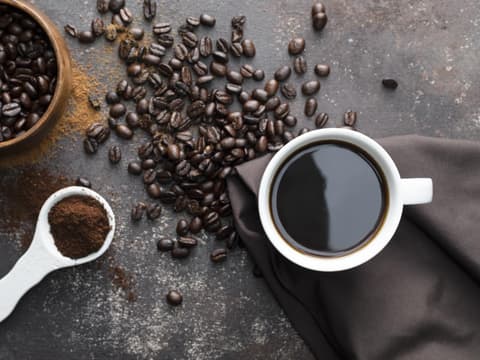 Kaffee und Kaffeepulver