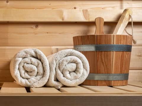 Sauna mit Handtuch und Eimer