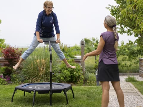 Trampolinspringen im Garten