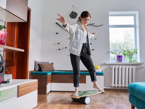 Frau auf Balance Board
