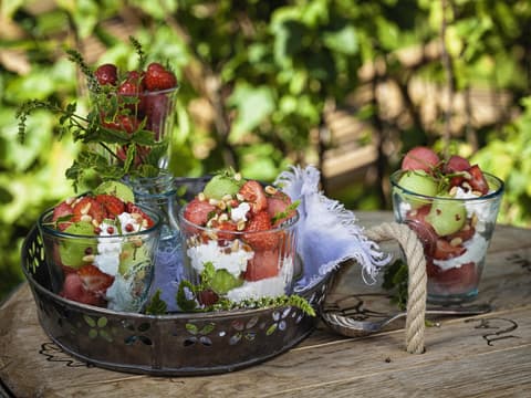 Melonensalat mit Hüttenkäse und Erdbeeren