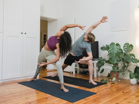 Paar macht Pilates