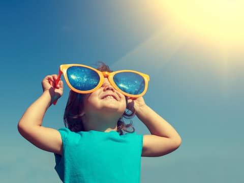 Kind mit Sonnenbrille