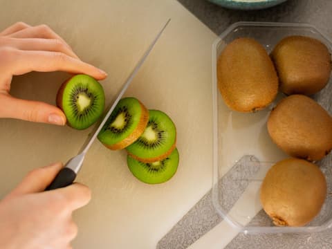 Kiwi wird geschnitten
