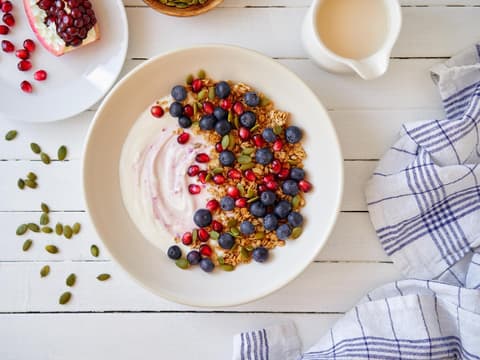 Müsli mit Joghurt und Beeren