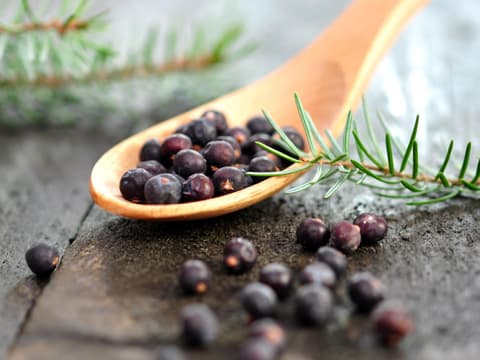 Wacholderbeeren auf einem Löffel