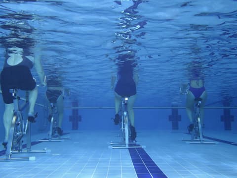 Beim Aqua Cycling können 800 Kalorien pro Stunde verbrannt werden.