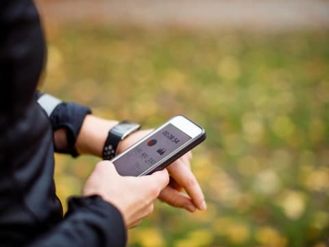 Fitnesstracker können zu Übertraining, Verletzungen und Essstörungen führen.